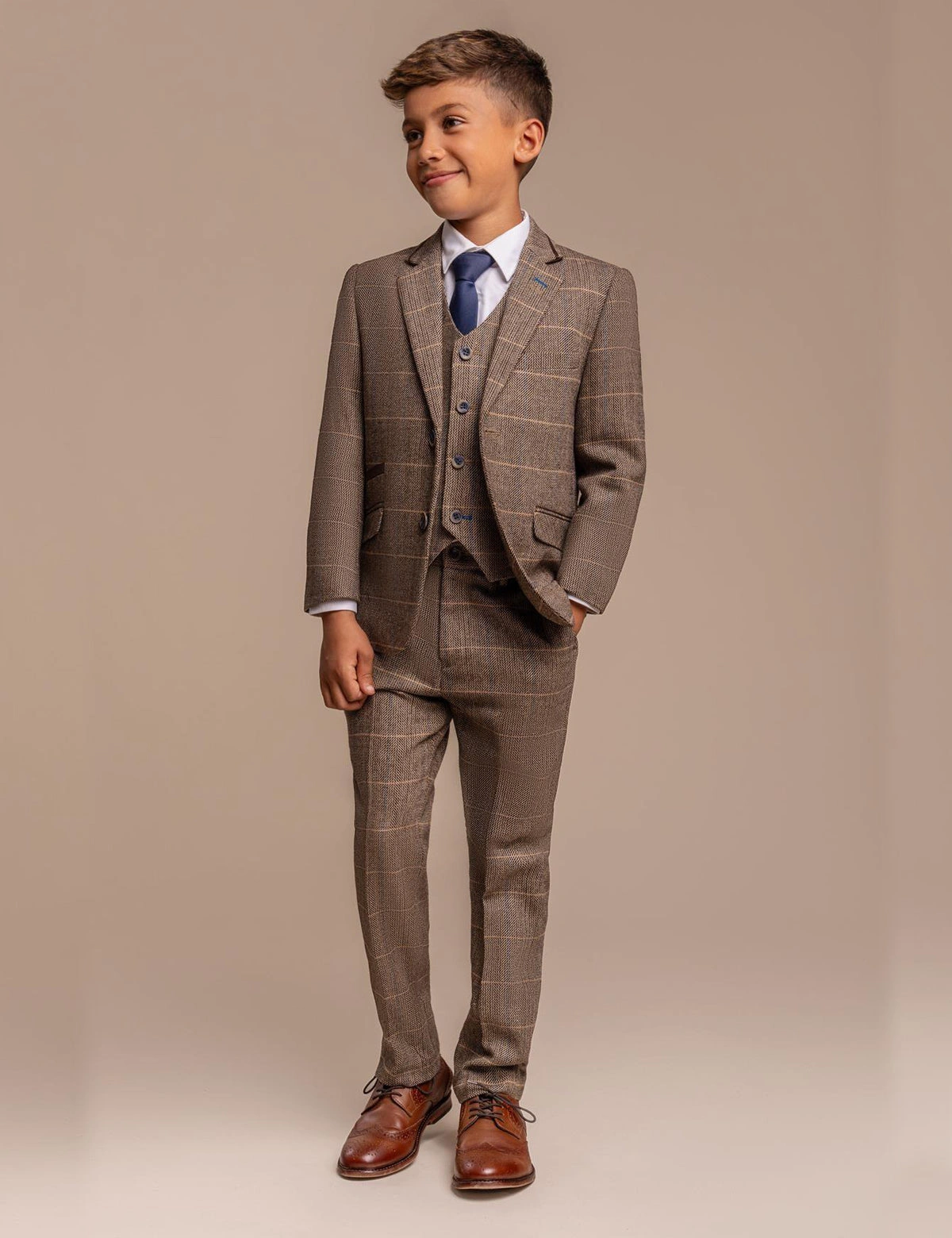 Traje de tweed a cuadros para niño Albert Brown: ¡Elegancia británica y encanto español!